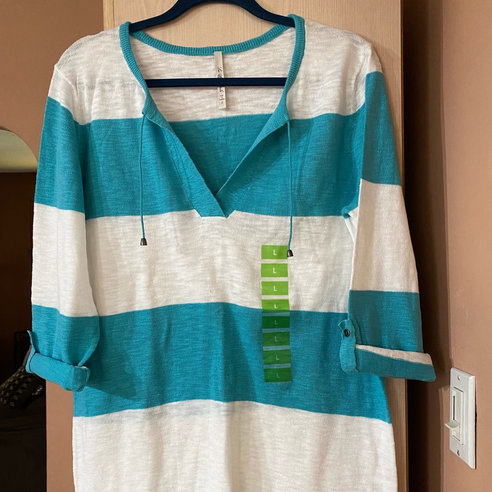 Women’s V-Neck Sweater (NEVER WORN)